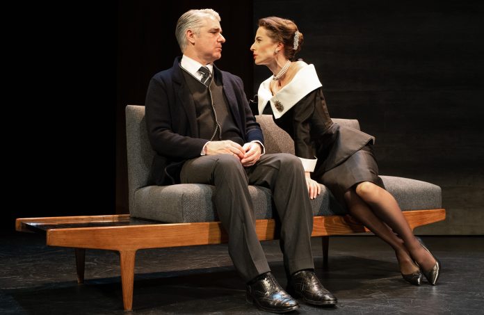 Pedro y Gloria en una de sus discusiones matrimoniales. Créditos: Teatro Español